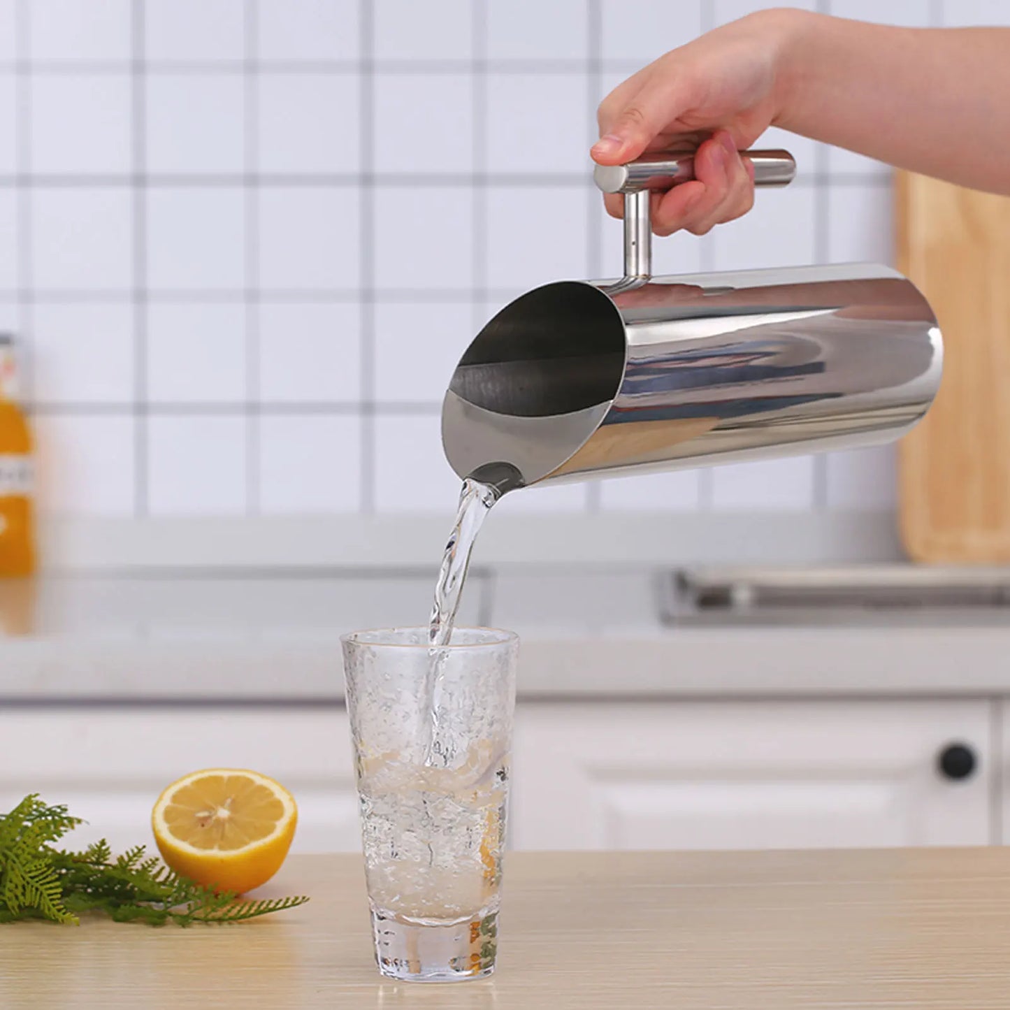 1.5L 2L Water Pitcher 304 Stainless Steel Large Capacity Ergonomic Handle Heatproof Streamlined Coffee Tea Pitcher for Home Cafe